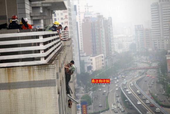 Ů�Ӹ�¥�������� Χ���߶¾Ȼ�����һ������