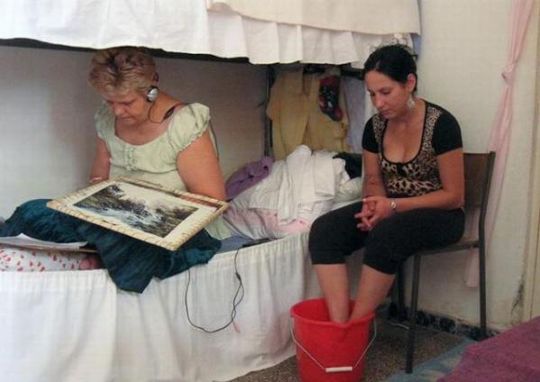 ���򣺾�ͷ�µ����Ů���˼������ͼ��